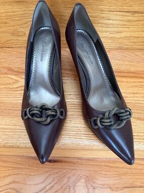 Anne Klein Brown Leather Pointed Toe Pumps Size 8.5M W/bronze Chain Buckle